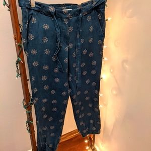 LOFT Navy Floral Cargo Jogger Pants Size 6